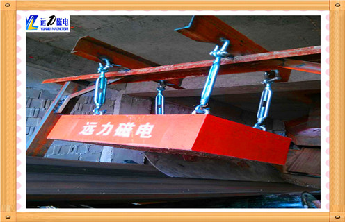 打開永磁除鐵器之前請檢查指示的油位是否在油標的上限內 打開永磁除鐵器之前請檢查指示的油位是否在油標的上限內