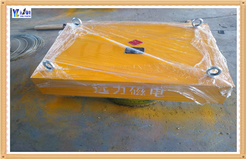 永磁除鐵器rcyb-800,RCYB系列永磁除鐵器采用高矯頑力,高剩磁的永磁體“釹鐵硼”等材料組成復合磁系。適用于皮帶機、振動輸送機、電磁振動給料機、下料溜槽上的非磁性物料中除鐵。0.1-35公斤的鐵磁性物質,永磁磁系使用壽命1 0年以上。該產品各項指標均符合JB/T8711—2006標準。具有免維護、磁力強、安裝簡單、使用方便、運行等優點。 一、永磁除鐵器rcyb-800定做 1.本設備磁場強度均有高于國標的T1,T2,T3磁場,額定吊高出磁場強度分別為90mT, 120mT, 150mT。 2.本設備各型號具體尺寸可根據用戶需求制作。 二、永磁除鐵器rcyb-800產品特點 1、結構合理,占地空間小,安裝簡便,串接于粉料輸送管道中即可使用。 2、采用釹鐵硼高強度永磁鐵,除鐵效率高,使用壽命長。 3、除鐵過程連續,自動完成,設備啟動后不需專人看管。 4、適用于封閉粉料輸送系統,工作中無粉塵逸出,對環境無污染。 5、除鐵功能連續恒定,排鐵程序間歇進行(時間間隔可調),因而耗電量低,機械系統磨耗極小。 永磁除鐵器rcyb-800,RCYB系列永磁除鐵器采用高矯頑力,高剩磁的永磁體“釹鐵硼”等材料組成復合磁系。適用于皮帶機、振動輸送機、電磁振動給料機、下料溜槽上的非磁性物料中除鐵。0.1-35公斤的鐵磁性物質,永磁磁系使用壽命1 0年以上。該產品各項指標均符合JB/T8711—2006標準。具有免維護、磁力強、安裝簡單、使用方便、運行等優點。 一、永磁除鐵器rcyb-800定做 1.本設備磁場強度均有高于國標的T1,T2,T3磁場,額定吊高出磁場強度分別為90mT, 120mT, 150mT。 2.本設備各型號具體尺寸可根據用戶需求制作。 二、永磁除鐵器rcyb-800產品特點 1、結構合理,占地空間小,安裝簡便,串接于粉料輸送管道中即可使用。 2、采用釹鐵硼高強度永磁鐵,除鐵效率高,使用壽命長。 3、除鐵過程連續,自動完成,設備啟動后不需專人看管。 4、適用于封閉粉料輸送系統,工作中無粉塵逸出,對環境無污染。 5、除鐵功能連續恒定,排鐵程序間歇進行(時間間隔可調),因而耗電量低,機械系統磨耗極小。