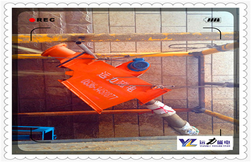 新疆永磁管道除鐵器，遠力磁電生產的新疆永磁管道除鐵器適用于消除液體和稀漿流中的屑狀銹皮，氧化物和鐵質污染物，適于13至800MM的管道?？蛇x用強磁稀土材料制品，易于檢查和清理。 一、新疆永磁管道除鐵器的選用 1. 磁體采用最新工藝生產的釹鐵硼永磁材料，表面磁場強度峰值不低于12000高斯; 2.優化設計的磁棒所產生的度磁場，確保除鐵效果良好; 3.能承受10個大氣壓的工作壓力; 4.使用溫度可達80-120攝氏度; 5.特殊設計便于安裝和卸出雜鐵，減少工人勞動強度; 6.作時不消耗能量，運行成本低，沒有活動部件，易于操作和維修; 7.大小可按照可按照用戶規格生產。。 8 管體材質為不銹鋼304 二、新疆永磁管道除鐵器使用在管道中維護說明如下： 1、開機前，操作者必須打開觀察口蓋，檢查除鐵器內隔板上(特別是出鐵口)有無排不出的較大鐵件。若有則必須清除后方可開機。 2、本機一旦出現機械故障，且生產線暫時不便停機，可關斷本機電源，由操作工從觀察口取出雜鐵，生產線可繼續維持工作。但同時應及時同專業人員檢修，非專業人員不得擅自打開機蓋，以免造成機件損壞。每次合蓋前，必須涂耐油密封膠密封。 3、應每班清除減速電機上的灰塵;每半年給減速電機注油孔及機側鏈條加鈣基潤滑脂一次;每十二個月更換一次機箱底部油槽內潤滑油，如果物料溫度高于100℃，應縮短換油時間。 4、機側鏈輪蓋內氈條和大鏈輪下氈圈為保證機箱密封和有效呼吸所設，檢修時不可損壞;氈圈經長期使用磨損后應及時更換。 5、如果粉料中小粒徑(≤1mm)鐵磁物含量較高。出鐵口排出中夾帶而出的粉料將隨之增多，此屬正常現象。 三、新疆永磁管道除鐵器的安裝方法 1、除鐵器安裝傾角(入、出料口連線與水平面的夾角)在55°-60°為宜;兩側方向不可傾斜(即電機軸線保持水平)。出料口不應與出鐵管道密閉連接，以長方形接鐵斗或槽形接鐵槽接鐵，出鐵口與接鐵斗間距60mm為宜，以便必要時手工清除出鐵口內可能出現的阻礙物(鐵絲、物料塊等)。 2、除鐵器電控系統可直接接入電源，設備單獨工作;亦可受控于粉料輸送系統，該系統的啟閉決定本設備的工作與否。 3、出、入口法蘭連接面間需墊入墊片或石棉繩，確保連接處的密封性能，以免粉塵溢出污染環境。 4、接電后次開機需觀察設備運行方向是否正確，以下兩種方法均可：A、觀察減速電機轉向，其旋轉方向根據鏈瓦上標示箭頭向一致。B、打開機側觀察口，將一粒徑小于22mm的鐵磁物(螺母等)置于吸附隔板表面，該物向下方出鐵口運動為正確。若運動方向不正確，應立即關機，改變電機旋轉方向后再試。 5、使用前應根據粉體中鐵磁性雜物的混入量，適當調整電機的開停時間，調整電控箱中時間繼電器的按鈕，即可改變這兩個時間，其數值可直接在按鈕上觀察。參考選用時間為：運動時間10秒;間歇時間3～10分。用戶可通過使用、觀察、檢驗，按每次排鐵量不過3kg自行確定佳時間，若粉料中含鐵較多或粉料溫度過高時，亦可采用減速機連續運轉的工作方式。 6、使用前需從注油口往機箱內注入N68(舊牌號40#)機械潤滑油。加油至油位觀察窗中間位置即可，使用后發現油位不足，可加至油位觀察窗位置，機油更換周期為一年。 7、任何情況下均不允許過大鐵塊(≥0.1kg，長度≥80mm)進入機內，以免造成磁鐵組故障或影響除鐵效果。