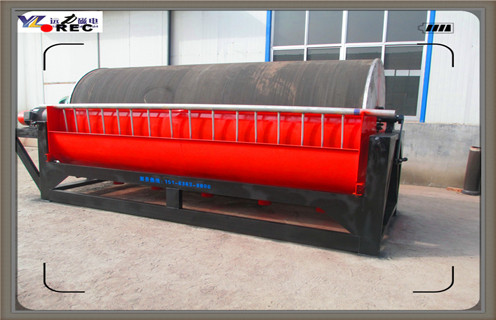 武漢礦石干選磁選機_武漢礦石干選磁選機教你如何選擇設(shè)備，所要分離的礦石通過給料機或皮帶機進(jìn)入滾筒上表面，在強磁的作用下磁性礦將被吸附在筒體表面，并隨磁場的梯度和磁場的變化在筒體表面翻滾前進(jìn)，非磁性礦在滾筒離心力的作用下脫離滾筒被拋出。磁性礦到達(dá)無磁區(qū)時也會在離心力的作用下脫離滾筒，從而完成分選。 一、武漢礦石干選磁選機_武漢礦石干選磁選機教你如何選擇設(shè)備 1、CTG干選機是我公司專為我國磁性貧鐵礦設(shè)計的一種新型干選設(shè)備。尤其適用于風(fēng)化沙、螞蟻沙、火山巖等軟礦。 2、本產(chǎn)品在2000年投放市場以來，在山東、山西、河南、河北、陜西、甘肅、內(nèi)蒙、遼寧、安徽、湖北、四川、貴州、西藏、新疆等地得到廣泛應(yīng)用，為客戶創(chuàng)造了可觀的經(jīng)濟效益，深的廣大用戶的信賴和贊譽。 二、武漢礦石干選磁選機_武漢礦石干選磁選機教你如何選擇設(shè)備 該機主要由永磁滾筒、調(diào)整機構(gòu)、減速機、電機、機架等部分組成。 1、永磁滾筒是磁選機的關(guān)鍵部件，它由圓筒、永磁磁系、端蓋、軸、軸承套及軸承組成。 2、圓筒用不銹鋼板卷成，通過端蓋、軸承套、軸承、支撐于軸上，圓筒與磁系的距離不大于4mm。 3、傳動裝置由JZQ減速機、皮帶輪、皮帶、傳動軸與筒連接，帶動圓筒旋轉(zhuǎn)。 4、機架是由型材焊接成的結(jié)構(gòu)件，承擔(dān)主機的全部重量，通過地腳螺栓固定在基礎(chǔ)上。 5、磁系偏角調(diào)節(jié)裝置用于調(diào)節(jié)磁系的偏轉(zhuǎn)角度，旋轉(zhuǎn)拉桿上的螺母，通過拉桿使軸偏轉(zhuǎn)，從而使固定在軸上的磁系也隨著偏轉(zhuǎn)。