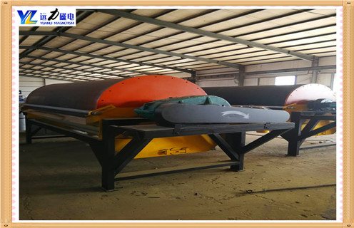 江西鈦鐵礦濕式磁選機(jī)_江西鈦鐵礦濕式磁選機(jī)原理更便捷型號(hào)參數(shù)及磁場(chǎng)強(qiáng)度 ,本系列磁選機(jī),采用永磁材料作為磁源。濕式磁選物料中磁性物質(zhì),采用的強(qiáng)磁場(chǎng)多動(dòng)態(tài)磁系的磁路設(shè)計(jì)分選礦物中的鐵。本系列濕式磁選機(jī)避免順流和逆流濕式磁選機(jī)中的缺陷,兼?zhèn)鋬煞N機(jī)型優(yōu)點(diǎn)。具有跑尾少,除鐵效果好等特點(diǎn)。 一、江西鈦鐵礦濕式磁選機(jī)_江西鈦鐵礦濕式磁選機(jī)原理更便捷型號(hào)參數(shù)及磁場(chǎng)強(qiáng)度 用途: 適用于料度3mm以下的磁鐵礦,磁黃鐵礦、焙燒礦,鈦鐵礦等物料的濕式磁選,也用于煤、非金屬礦、建材等物料的除鐵作業(yè)。 二、江西鈦鐵礦濕式磁選機(jī)_江西鈦鐵礦濕式磁選機(jī)原理更便捷型號(hào)參數(shù)及磁場(chǎng)強(qiáng)度 特點(diǎn): 1、磁系采用釹鐵硼鐵氧體材料稀土磁鋼符合而成。 2、輥筒表磁感應(yīng)強(qiáng)度范圍100-600mT。 3、根據(jù)用戶需要,可提供順流,逆流型及雙筒磁選機(jī)。 4、結(jié)構(gòu)簡單、處理量大,操作方便,易于維護(hù)。 三、江西鈦鐵礦濕式磁選機(jī)_江西鈦鐵礦濕式磁選機(jī)原理更便捷型號(hào)參數(shù)及磁場(chǎng)強(qiáng)度 1、濕式磁選機(jī)利用磁性礦物在磁場(chǎng)中受磁力作用的差異實(shí)現(xiàn)分離。礦漿經(jīng)給礦裝置進(jìn)入分選區(qū)域后,磁性顆粒被吸附到旋轉(zhuǎn)的永磁滾筒表面,隨筒體轉(zhuǎn)動(dòng)至磁場(chǎng)較弱處,通過高壓水沖洗形成精礦;非磁性顆粒則隨礦漿從底部排出成為尾礦。設(shè)備關(guān)鍵部件包括: 2、磁系:采用鐵氧體或稀土釹鐵硼材料,筒表磁場(chǎng)強(qiáng)度可達(dá) 100-600mT,部分強(qiáng)磁機(jī)型局部磁場(chǎng)超過 17000Gs。 3、滾筒與槽體:不銹鋼材質(zhì)滾筒配合耐磨涂層,槽體設(shè)計(jì)優(yōu)化礦漿流場(chǎng),確保分選均勻性。半逆流式槽體通過 “之” 字形路徑延長礦粒停留時(shí)間,提升細(xì)粒回收效率。 4、傳動(dòng)系統(tǒng):變頻電機(jī)驅(qū)動(dòng)實(shí)現(xiàn)轉(zhuǎn)速精準(zhǔn)控制,部分高端機(jī)型集成 PLC 系統(tǒng),可遠(yuǎn)程監(jiān)控磁場(chǎng)強(qiáng)度、礦漿濃度等參數(shù)。 江西鈦鐵礦濕式磁選機(jī)_江西鈦鐵礦濕式磁選機(jī)原理更便捷型號(hào)參數(shù)及磁場(chǎng)強(qiáng)度 ,本系列磁選機(jī),采用永磁材料作為磁源。濕式磁選物料中磁性物質(zhì),采用的強(qiáng)磁場(chǎng)多動(dòng)態(tài)磁系的磁路設(shè)計(jì)分選礦物中的鐵。本系列濕式磁選機(jī)避免順流和逆流濕式磁選機(jī)中的缺陷,兼?zhèn)鋬煞N機(jī)型優(yōu)點(diǎn)。具有跑尾少,除鐵效果好等特點(diǎn)。 一、江西鈦鐵礦濕式磁選機(jī)_江西鈦鐵礦濕式磁選機(jī)原理更便捷型號(hào)參數(shù)及磁場(chǎng)強(qiáng)度 用途: 適用于料度3mm以下的磁鐵礦,磁黃鐵礦、焙燒礦,鈦鐵礦等物料的濕式磁選,也用于煤、非金屬礦、建材等物料的除鐵作業(yè)。 二、江西鈦鐵礦濕式磁選機(jī)_江西鈦鐵礦濕式磁選機(jī)原理更便捷型號(hào)參數(shù)及磁場(chǎng)強(qiáng)度 特點(diǎn): 1、磁系采用釹鐵硼鐵氧體材料稀土磁鋼符合而成。 2、輥筒表磁感應(yīng)強(qiáng)度范圍100-600mT。 3、根據(jù)用戶需要,可提供順流,逆流型及雙筒磁選機(jī)。 4、結(jié)構(gòu)簡單、處理量大,操作方便,易于維護(hù)。 三、江西鈦鐵礦濕式磁選機(jī)_江西鈦鐵礦濕式磁選機(jī)原理更便捷型號(hào)參數(shù)及磁場(chǎng)強(qiáng)度 1、濕式磁選機(jī)利用磁性礦物在磁場(chǎng)中受磁力作用的差異實(shí)現(xiàn)分離。礦漿經(jīng)給礦裝置進(jìn)入分選區(qū)域后,磁性顆粒被吸附到旋轉(zhuǎn)的永磁滾筒表面,隨筒體轉(zhuǎn)動(dòng)至磁場(chǎng)較弱處,通過高壓水沖洗形成精礦;非磁性顆粒則隨礦漿從底部排出成為尾礦。設(shè)備關(guān)鍵部件包括: 2、磁系:采用鐵氧體或稀土釹鐵硼材料,筒表磁場(chǎng)強(qiáng)度可達(dá) 100-600mT,部分強(qiáng)磁機(jī)型局部磁場(chǎng)超過 17000Gs。 3、滾筒與槽體:不銹鋼材質(zhì)滾筒配合耐磨涂層,槽體設(shè)計(jì)優(yōu)化礦漿流場(chǎng),確保分選均勻性。半逆流式槽體通過 “之” 字形路徑延長礦粒停留時(shí)間,提升細(xì)粒回收效率。 4、傳動(dòng)系統(tǒng):變頻電機(jī)驅(qū)動(dòng)實(shí)現(xiàn)轉(zhuǎn)速精準(zhǔn)控制,部分高端機(jī)型集成 PLC 系統(tǒng),可遠(yuǎn)程監(jiān)控磁場(chǎng)強(qiáng)度、礦漿濃度等參數(shù)。